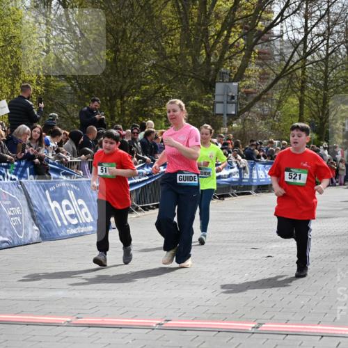 12.04.2026 - 45. Internationalen Wilhelmsburger Insellauf J. Mangold http://msf.ph/oto/9523308 12.04.2026 14:36:19 Ziel 125, 827, 1024, 517, 521 meine-sportfotos.de