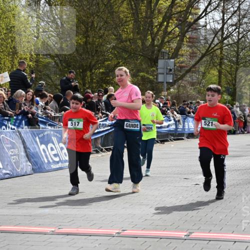 12.04.2026 - 45. Internationalen Wilhelmsburger Insellauf J. Mangold http://msf.ph/oto/9523309 12.04.2026 14:36:19 Ziel 125, 827, 1024, 517, 521 meine-sportfotos.de