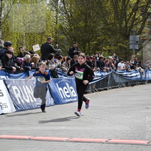 12.04.2026 - 45. Internationalen Wilhelmsburger Insellauf J. Mangold http://msf.ph/oto/9523333 12.04.2026 14:36:24 Ziel 517, 521, 817, 1022 meine-sportfotos.de