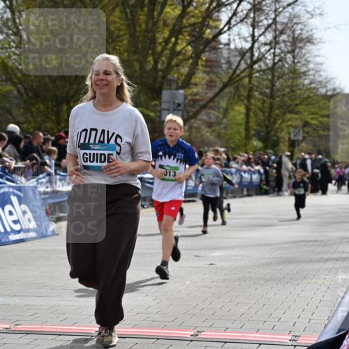 12.04.2026 - 45. Internationalen Wilhelmsburger Insellauf J. Mangold http://msf.ph/oto/9523340 12.04.2026 14:36:32 Ziel 1013, 1030, 1033, 834, 1003 meine-sportfotos.de