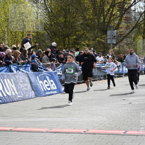 12.04.2026 - 45. Internationalen Wilhelmsburger Insellauf J. Mangold http://msf.ph/oto/9523380 12.04.2026 14:36:41 Ziel 296, 343 meine-sportfotos.de
