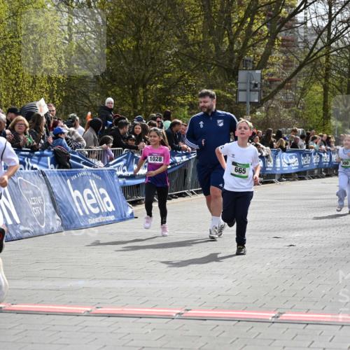 12.04.2026 - 45. Internationalen Wilhelmsburger Insellauf J. Mangold http://msf.ph/oto/9523408 12.04.2026 14:36:45 Ziel 296, 343, 665 meine-sportfotos.de