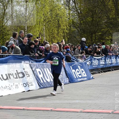 12.04.2026 - 45. Internationalen Wilhelmsburger Insellauf J. Mangold http://msf.ph/oto/9523442 12.04.2026 14:36:54 Ziel 300, 644, 511, 650 meine-sportfotos.de