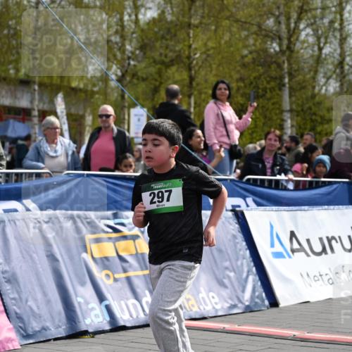 12.04.2026 - 45. Internationalen Wilhelmsburger Insellauf J. Mangold http://msf.ph/oto/9523530 12.04.2026 14:37:13 Ziel 874, 297, 310 meine-sportfotos.de