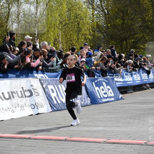 12.04.2026 - 45. Internationalen Wilhelmsburger Insellauf J. Mangold http://msf.ph/oto/9523673 12.04.2026 14:48:43 Ziel 18, 382, 1826, 1841 meine-sportfotos.de