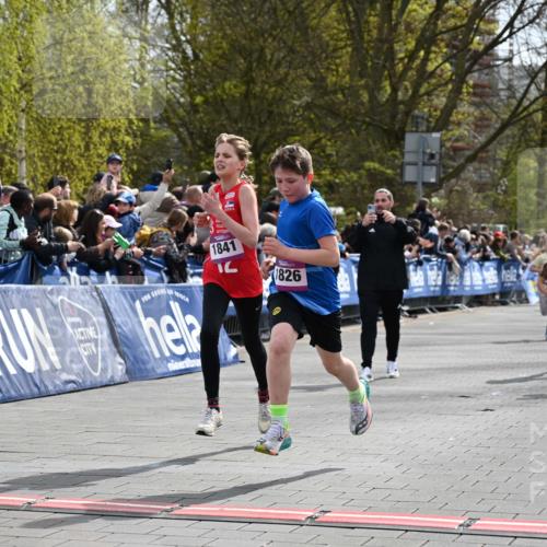 12.04.2026 - 45. Internationalen Wilhelmsburger Insellauf J. Mangold http://msf.ph/oto/9523683 12.04.2026 14:48:47 Ziel 382, 1826, 1841, 337, 167, 1846 meine-sportfotos.de