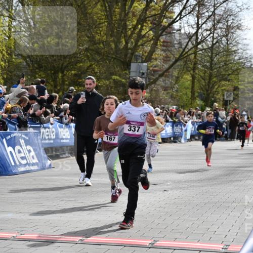 12.04.2026 - 45. Internationalen Wilhelmsburger Insellauf J. Mangold http://msf.ph/oto/9523693 12.04.2026 14:48:49 Ziel 1826, 1841, 337, 167, 1846, 683 meine-sportfotos.de