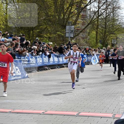 12.04.2026 - 45. Internationalen Wilhelmsburger Insellauf J. Mangold http://msf.ph/oto/9523735 12.04.2026 14:48:56 Ziel 683, 900, 899, 49, 424, 70, 381, 906, 1045 meine-sportfotos.de