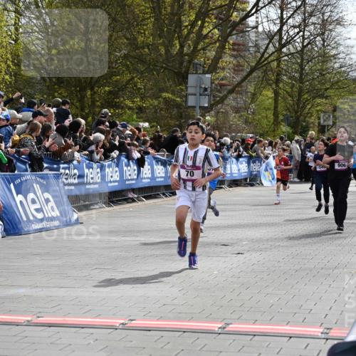 12.04.2026 - 45. Internationalen Wilhelmsburger Insellauf J. Mangold http://msf.ph/oto/9523738 12.04.2026 14:48:57 Ziel 900, 899, 49, 424, 70, 381, 906, 1045, 36, 904 meine-sportfotos.de