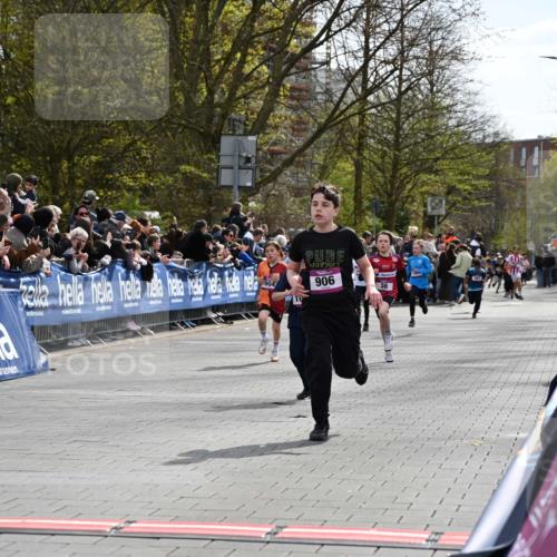 12.04.2026 - 45. Internationalen Wilhelmsburger Insellauf J. Mangold http://msf.ph/oto/9523749 12.04.2026 14:48:58 Ziel 900, 899, 49, 424, 70, 381, 906, 1045, 36, 904, 1807 meine-sportfotos.de
