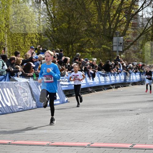 12.04.2026 - 45. Internationalen Wilhelmsburger Insellauf J. Mangold http://msf.ph/oto/9523778 12.04.2026 14:49:02 Ziel 381, 906, 1045, 36, 904, 1807, 386, 421, 903 meine-sportfotos.de