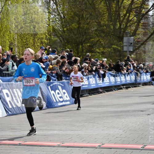 12.04.2026 - 45. Internationalen Wilhelmsburger Insellauf J. Mangold http://msf.ph/oto/9523782 12.04.2026 14:49:02 Ziel 381, 906, 1045, 36, 904, 1807, 386, 421, 903 meine-sportfotos.de