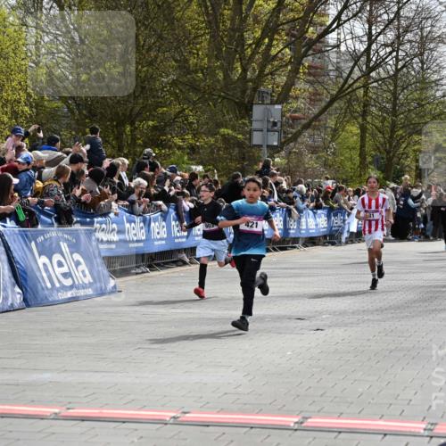 12.04.2026 - 45. Internationalen Wilhelmsburger Insellauf J. Mangold http://msf.ph/oto/9523791 12.04.2026 14:49:04 Ziel 1045, 36, 904, 1807, 386, 421, 903, 31, 373 meine-sportfotos.de