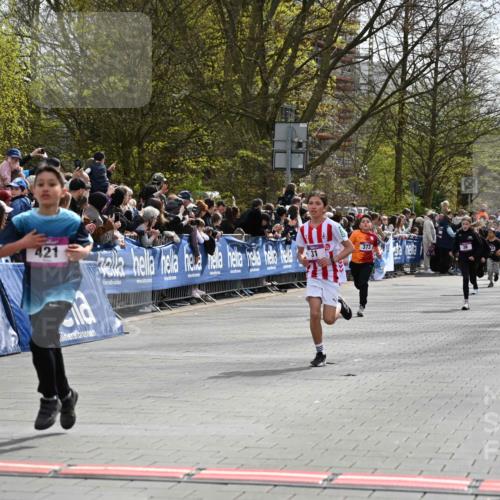 12.04.2026 - 45. Internationalen Wilhelmsburger Insellauf J. Mangold http://msf.ph/oto/9523796 12.04.2026 14:49:05 Ziel 36, 904, 1807, 386, 421, 903, 31, 373, 38 meine-sportfotos.de