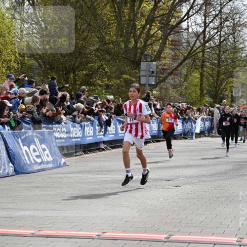 12.04.2026 - 45. Internationalen Wilhelmsburger Insellauf J. Mangold http://msf.ph/oto/9523802 12.04.2026 14:49:06 Ziel 1807, 386, 421, 903, 31, 373, 38 meine-sportfotos.de