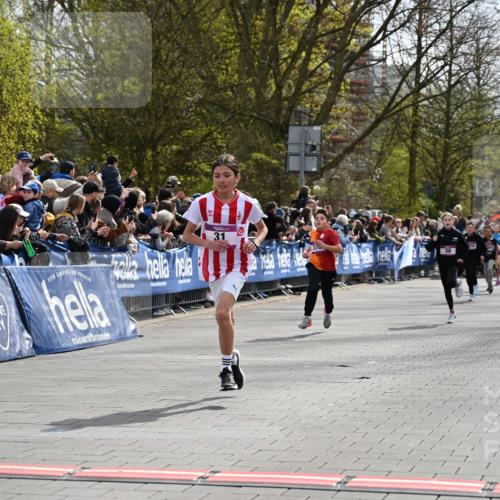 12.04.2026 - 45. Internationalen Wilhelmsburger Insellauf J. Mangold http://msf.ph/oto/9523806 12.04.2026 14:49:06 Ziel 1807, 386, 421, 903, 31, 373, 38 meine-sportfotos.de