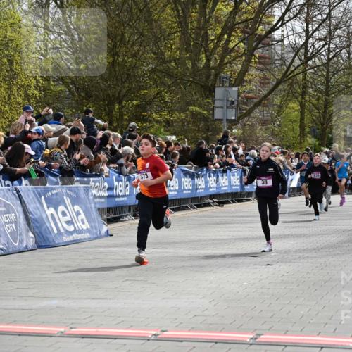 12.04.2026 - 45. Internationalen Wilhelmsburger Insellauf J. Mangold http://msf.ph/oto/9523818 12.04.2026 14:49:07 Ziel 386, 421, 903, 31, 373, 38, 1804, 1836, 5015 meine-sportfotos.de