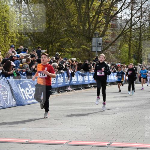 12.04.2026 - 45. Internationalen Wilhelmsburger Insellauf J. Mangold http://msf.ph/oto/9523824 12.04.2026 14:49:08 Ziel 386, 421, 903, 31, 373, 38, 1804, 1836, 5015, 876, 1816, 1815, 428 meine-sportfotos.de