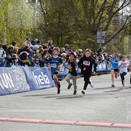 12.04.2026 - 45. Internationalen Wilhelmsburger Insellauf J. Mangold http://msf.ph/oto/9523838 12.04.2026 14:49:10 Ziel 903, 31, 373, 38, 1804, 1836, 5015, 876, 1816, 1815, 428 meine-sportfotos.de