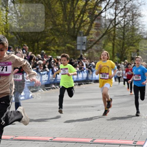 12.04.2026 - 45. Internationalen Wilhelmsburger Insellauf J. Mangold http://msf.ph/oto/9523873 12.04.2026 14:49:15 Ziel 1804, 1836, 5015, 876, 1816, 1815, 428, 385, 371, 433, 487, 887, 73, 1805, 591, 1043, 101 meine-sportfotos.de