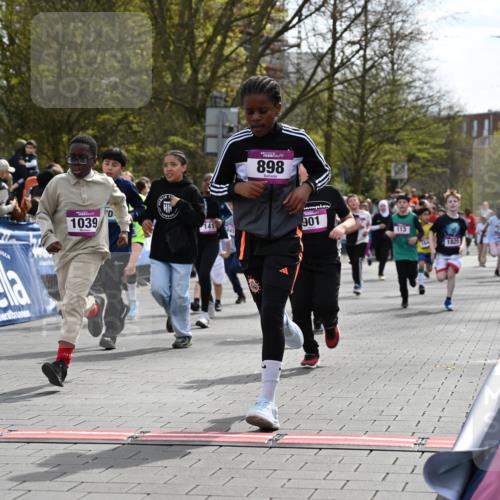 12.04.2026 - 45. Internationalen Wilhelmsburger Insellauf J. Mangold http://msf.ph/oto/9524133 12.04.2026 14:50:05 Ziel 400, 672, 368, 898, 1039, 901, 131, 1061, 624, 1825, 141, 164, 113, 1845, 1849, 1810, 352 meine-sportfotos.de