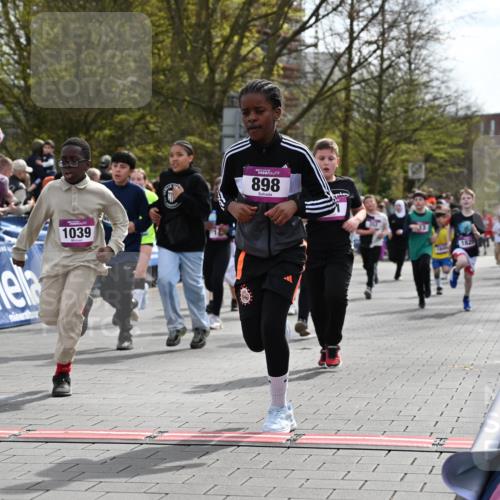 12.04.2026 - 45. Internationalen Wilhelmsburger Insellauf J. Mangold http://msf.ph/oto/9524134 12.04.2026 14:50:05 Ziel 400, 672, 368, 898, 1039, 901, 131, 1061, 624, 1825, 141, 164, 113, 1845, 1849, 1810, 352 meine-sportfotos.de