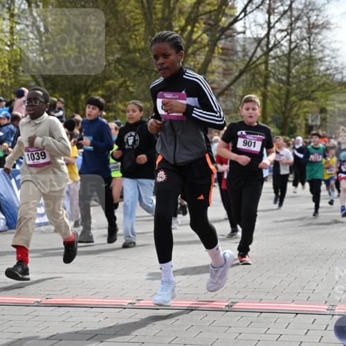 12.04.2026 - 45. Internationalen Wilhelmsburger Insellauf J. Mangold http://msf.ph/oto/9524136 12.04.2026 14:50:05 Ziel 400, 672, 368, 898, 1039, 901, 131, 1061, 624, 1825, 141, 164, 113, 1845, 1849, 1810, 352 meine-sportfotos.de