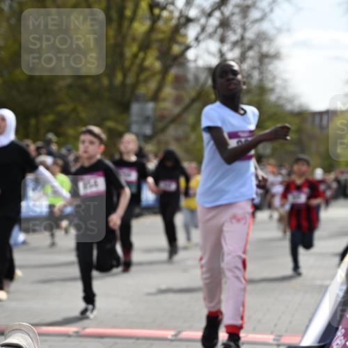 12.04.2026 - 45. Internationalen Wilhelmsburger Insellauf J. Mangold http://msf.ph/oto/9524170 12.04.2026 14:50:11 Ziel 1061, 624, 1825, 141, 164, 113, 1845, 1849, 1810, 352, 902, 1814, 860, 854, 885, 1801, 138, 355, 856, 1038, 516, 445, 395, 600, 168, 396, 871 meine-sportfotos.de