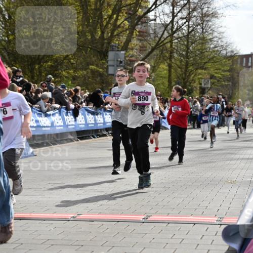 12.04.2026 - 45. Internationalen Wilhelmsburger Insellauf J. Mangold http://msf.ph/oto/9524233 12.04.2026 14:50:22 Ziel 667, 661, 1829, 561, 469, 397, 393, 376, 890, 500, 1037, 335, 370, 345, 429, 905, 461 meine-sportfotos.de