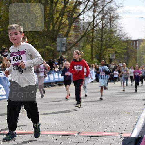 12.04.2026 - 45. Internationalen Wilhelmsburger Insellauf J. Mangold http://msf.ph/oto/9524238 12.04.2026 14:50:23 Ziel 1829, 561, 469, 397, 393, 376, 890, 500, 1037, 335, 370, 345, 429, 905, 461, 475, 859 meine-sportfotos.de