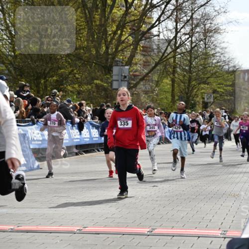 12.04.2026 - 45. Internationalen Wilhelmsburger Insellauf J. Mangold http://msf.ph/oto/9524244 12.04.2026 14:50:24 Ziel 561, 469, 397, 393, 376, 890, 500, 1037, 335, 370, 345, 429, 905, 461, 475, 859 meine-sportfotos.de