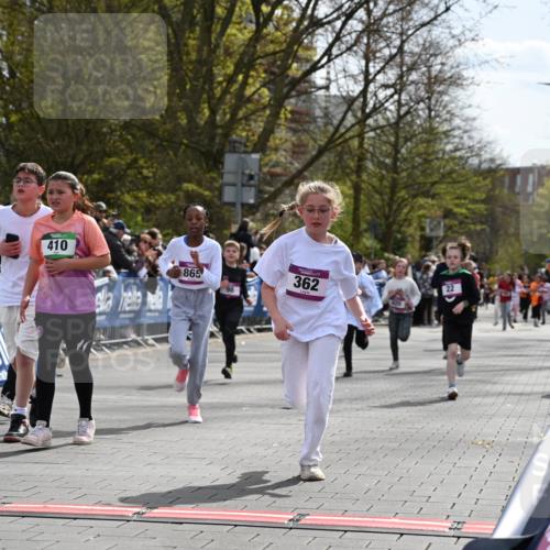 12.04.2026 - 45. Internationalen Wilhelmsburger Insellauf J. Mangold http://msf.ph/oto/9524316 12.04.2026 14:50:39 Ziel 880, 151, 1035, 330, 362, 865, 1844, 98, 22, 654, 420, 877 meine-sportfotos.de