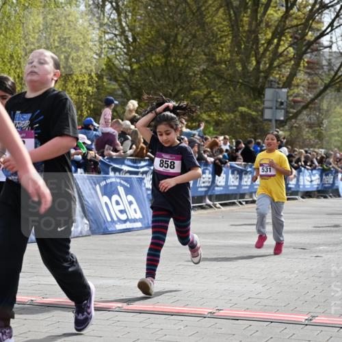 12.04.2026 - 45. Internationalen Wilhelmsburger Insellauf J. Mangold http://msf.ph/oto/9524396 12.04.2026 14:50:56 Ziel 388, 663, 359, 858, 531, 493, 1822 meine-sportfotos.de