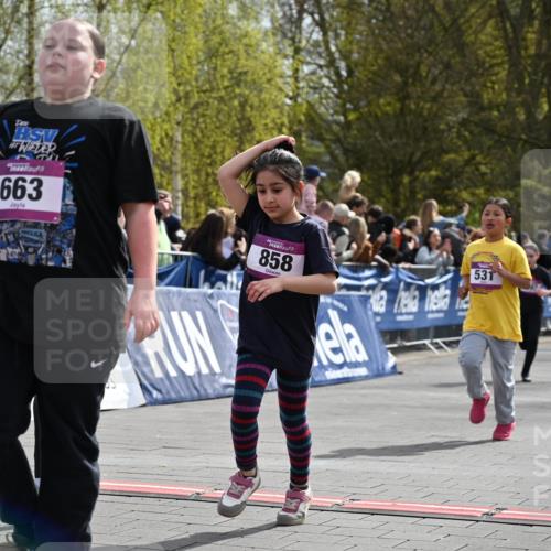 12.04.2026 - 45. Internationalen Wilhelmsburger Insellauf J. Mangold http://msf.ph/oto/9524403 12.04.2026 14:50:57 Ziel 388, 663, 359, 858, 531, 493, 1822 meine-sportfotos.de