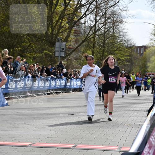 12.04.2026 - 45. Internationalen Wilhelmsburger Insellauf J. Mangold http://msf.ph/oto/9524442 12.04.2026 14:51:07 Ziel 1052, 116, 593, 1042, 686, 536, 1047, 1074, 1054 meine-sportfotos.de