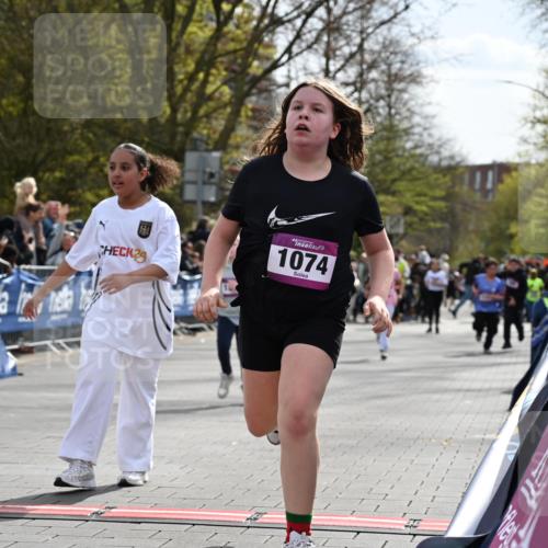 12.04.2026 - 45. Internationalen Wilhelmsburger Insellauf J. Mangold http://msf.ph/oto/9524448 12.04.2026 14:51:09 Ziel 1042, 686, 536, 1047, 1074, 1054 meine-sportfotos.de