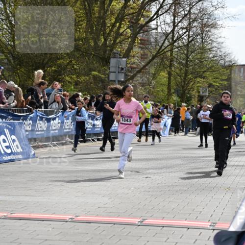 12.04.2026 - 45. Internationalen Wilhelmsburger Insellauf J. Mangold http://msf.ph/oto/9524449 12.04.2026 14:51:12 Ziel 1074, 1054, 1843, 380, 435, 1051 meine-sportfotos.de