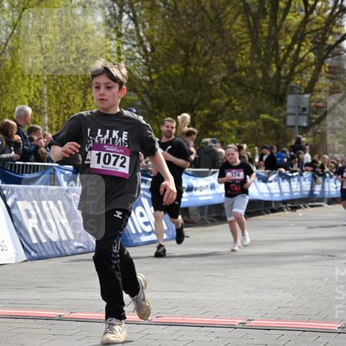 12.04.2026 - 45. Internationalen Wilhelmsburger Insellauf J. Mangold http://msf.ph/oto/9524510 12.04.2026 14:51:24 Ziel 358, 1072, 374 meine-sportfotos.de