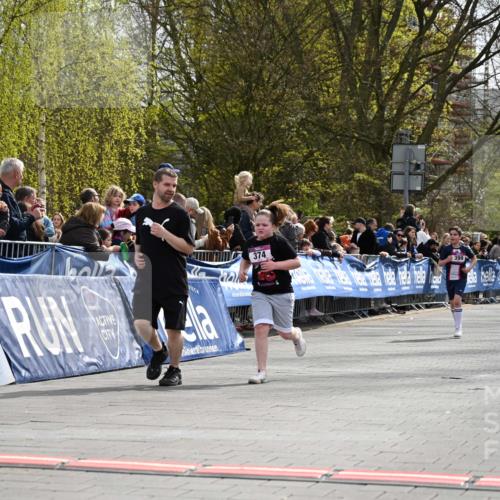 12.04.2026 - 45. Internationalen Wilhelmsburger Insellauf J. Mangold http://msf.ph/oto/9524512 12.04.2026 14:51:24 Ziel 358, 1072, 374 meine-sportfotos.de