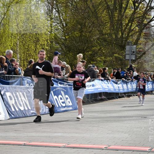 12.04.2026 - 45. Internationalen Wilhelmsburger Insellauf J. Mangold http://msf.ph/oto/9524515 12.04.2026 14:51:25 Ziel 358, 1072, 374 meine-sportfotos.de