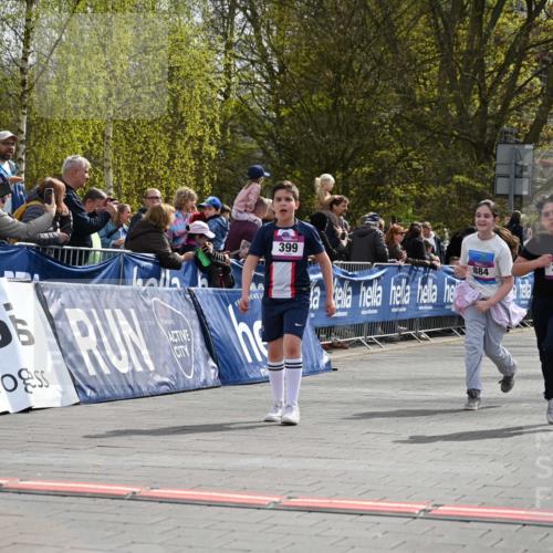 12.04.2026 - 45. Internationalen Wilhelmsburger Insellauf J. Mangold http://msf.ph/oto/9524523 12.04.2026 14:51:29 Ziel 374, 390, 399, 884, 648 meine-sportfotos.de