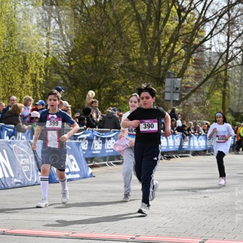 12.04.2026 - 45. Internationalen Wilhelmsburger Insellauf J. Mangold http://msf.ph/oto/9524526 12.04.2026 14:51:30 Ziel 374, 390, 399, 884, 648 meine-sportfotos.de