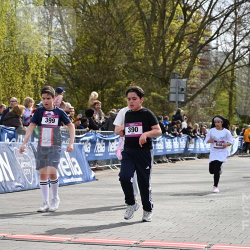 12.04.2026 - 45. Internationalen Wilhelmsburger Insellauf J. Mangold http://msf.ph/oto/9524528 12.04.2026 14:51:30 Ziel 374, 390, 399, 884, 648 meine-sportfotos.de