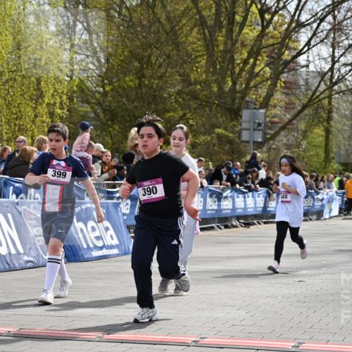 12.04.2026 - 45. Internationalen Wilhelmsburger Insellauf J. Mangold http://msf.ph/oto/9524531 12.04.2026 14:51:30 Ziel 374, 390, 399, 884, 648 meine-sportfotos.de