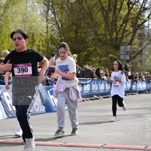12.04.2026 - 45. Internationalen Wilhelmsburger Insellauf J. Mangold http://msf.ph/oto/9524533 12.04.2026 14:51:31 Ziel 390, 399, 884, 648, 1071 meine-sportfotos.de