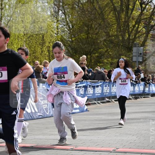 12.04.2026 - 45. Internationalen Wilhelmsburger Insellauf J. Mangold http://msf.ph/oto/9524536 12.04.2026 14:51:31 Ziel 390, 399, 884, 648, 1071 meine-sportfotos.de