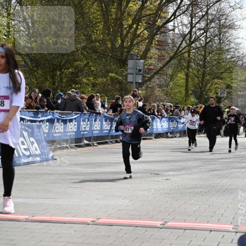 12.04.2026 - 45. Internationalen Wilhelmsburger Insellauf J. Mangold http://msf.ph/oto/9524545 12.04.2026 14:51:33 Ziel 390, 399, 884, 648, 1071 meine-sportfotos.de