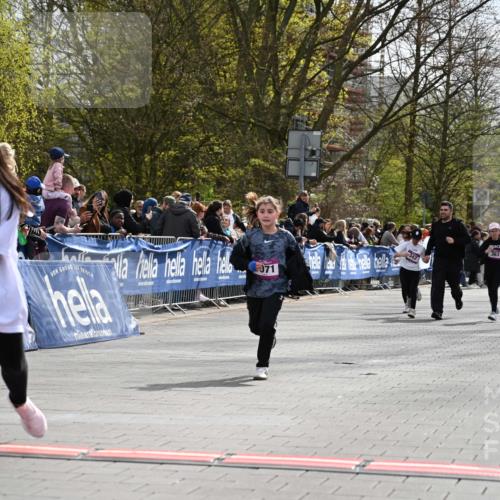 12.04.2026 - 45. Internationalen Wilhelmsburger Insellauf J. Mangold http://msf.ph/oto/9524549 12.04.2026 14:51:33 Ziel 390, 399, 884, 648, 1071 meine-sportfotos.de