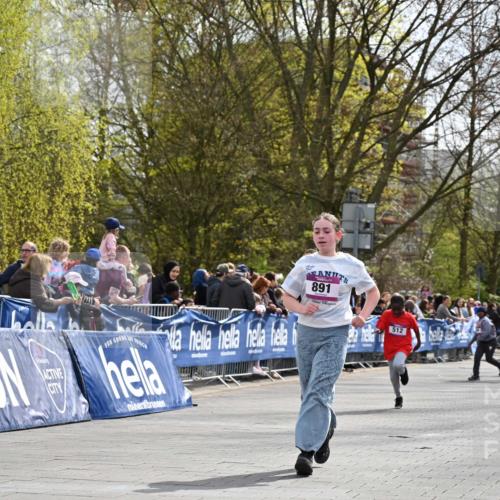 12.04.2026 - 45. Internationalen Wilhelmsburger Insellauf J. Mangold http://msf.ph/oto/9524579 12.04.2026 14:51:44 Ziel 505, 891, 512 meine-sportfotos.de