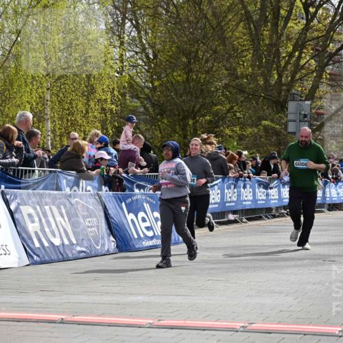 12.04.2026 - 45. Internationalen Wilhelmsburger Insellauf J. Mangold http://msf.ph/oto/9524601 12.04.2026 14:51:49 Ziel 891, 512, 394 meine-sportfotos.de